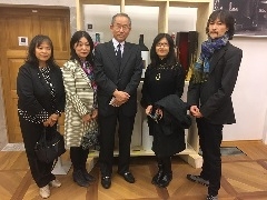 Sodelujoči slikarji, veleposlanik Yoshida in drugi