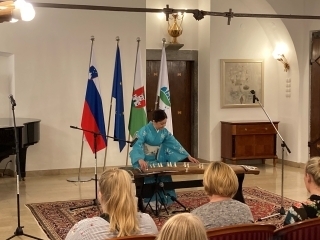 Ga. Natsuko Kojima med predstavitvijo